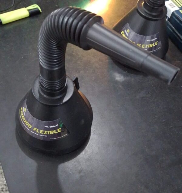 EMB145 EMBUDO PLASTICO CON FILTRO METALICO NEGRO